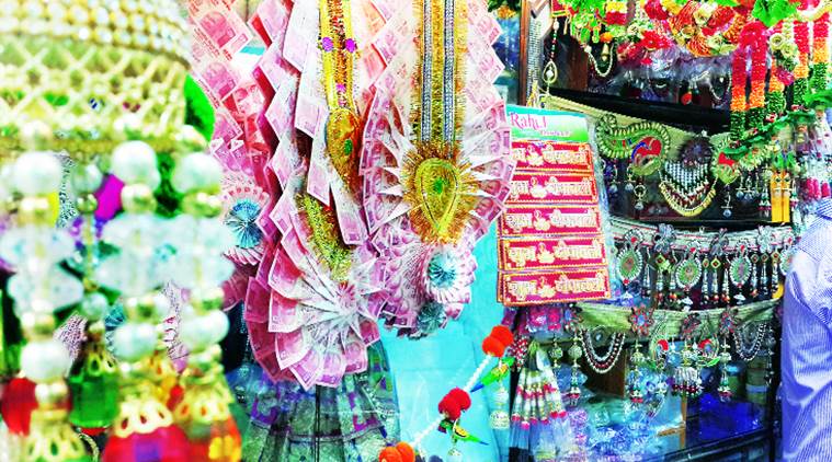 Bank Managers and Cashiers are bribed to get New Currency Notes for Making Wedding Garlands