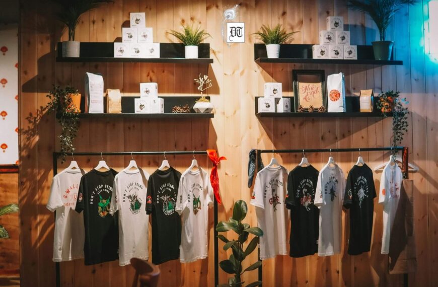 Economics of Logo: How Brands Turn Clothes into Social Currency
